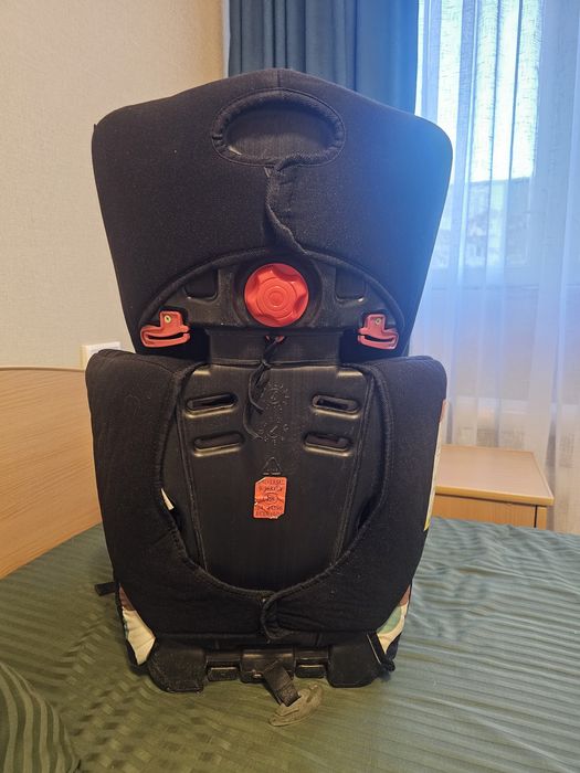 Продаётся автокресло детское от 1 года до 7 лет и больше