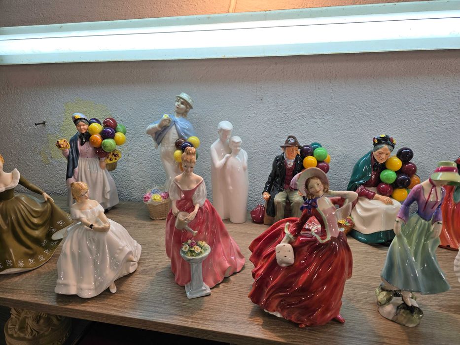 Над  30 броя  - порцеланови кукли Royal Doulton !!!