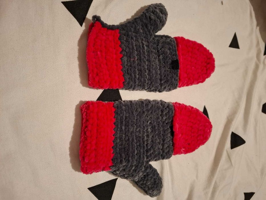 Mănuși tricotate cu o culoare inedită: roz trandafiriu si gri