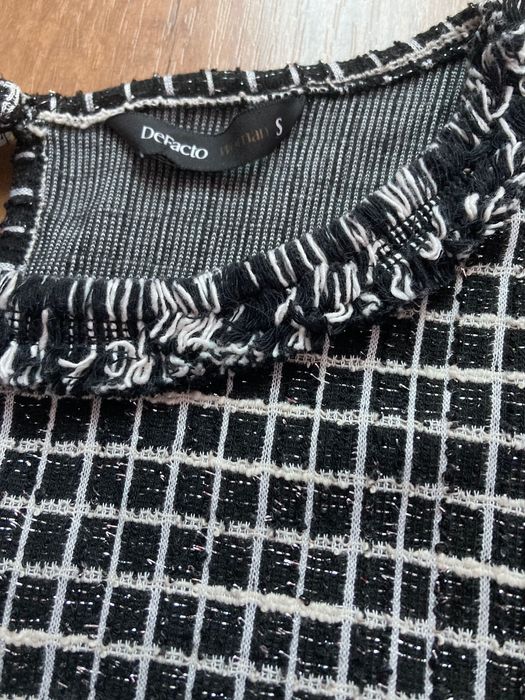 Елегантна рокля с къси ръкави