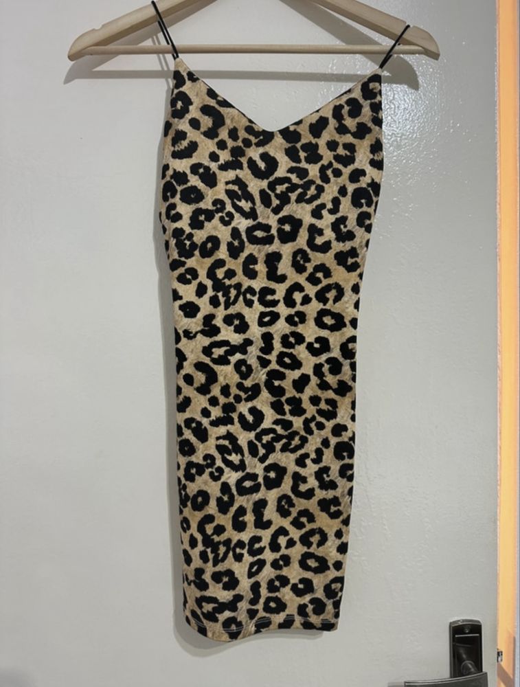 Vand rochie bershka cu eticheta