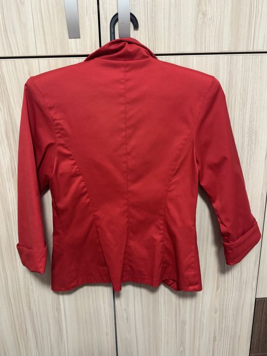 Късо дамско сако от сатен