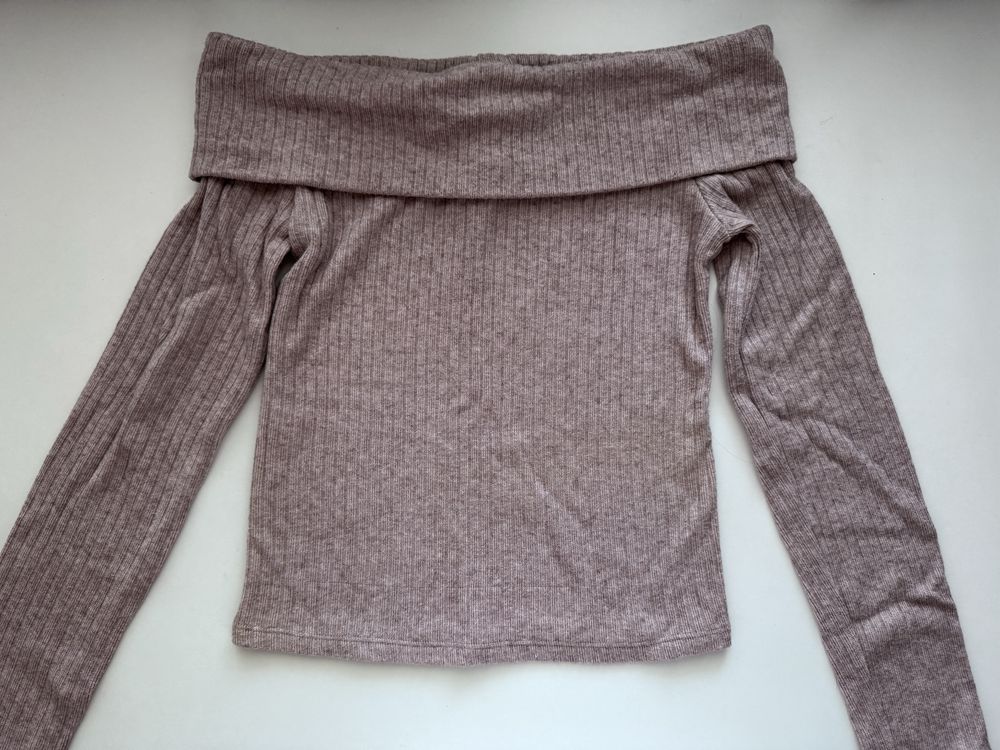 светло кафяв пуловер с дълъг ръкав off the shoulder