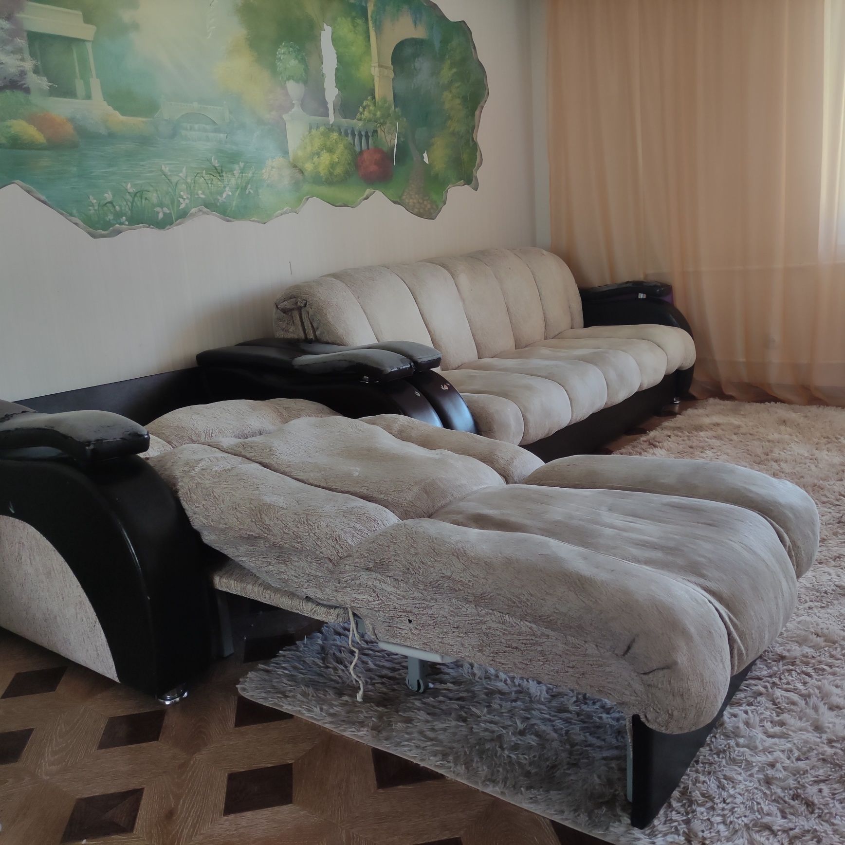 Продам диван  и кресло,в подарок чехлы и ковры