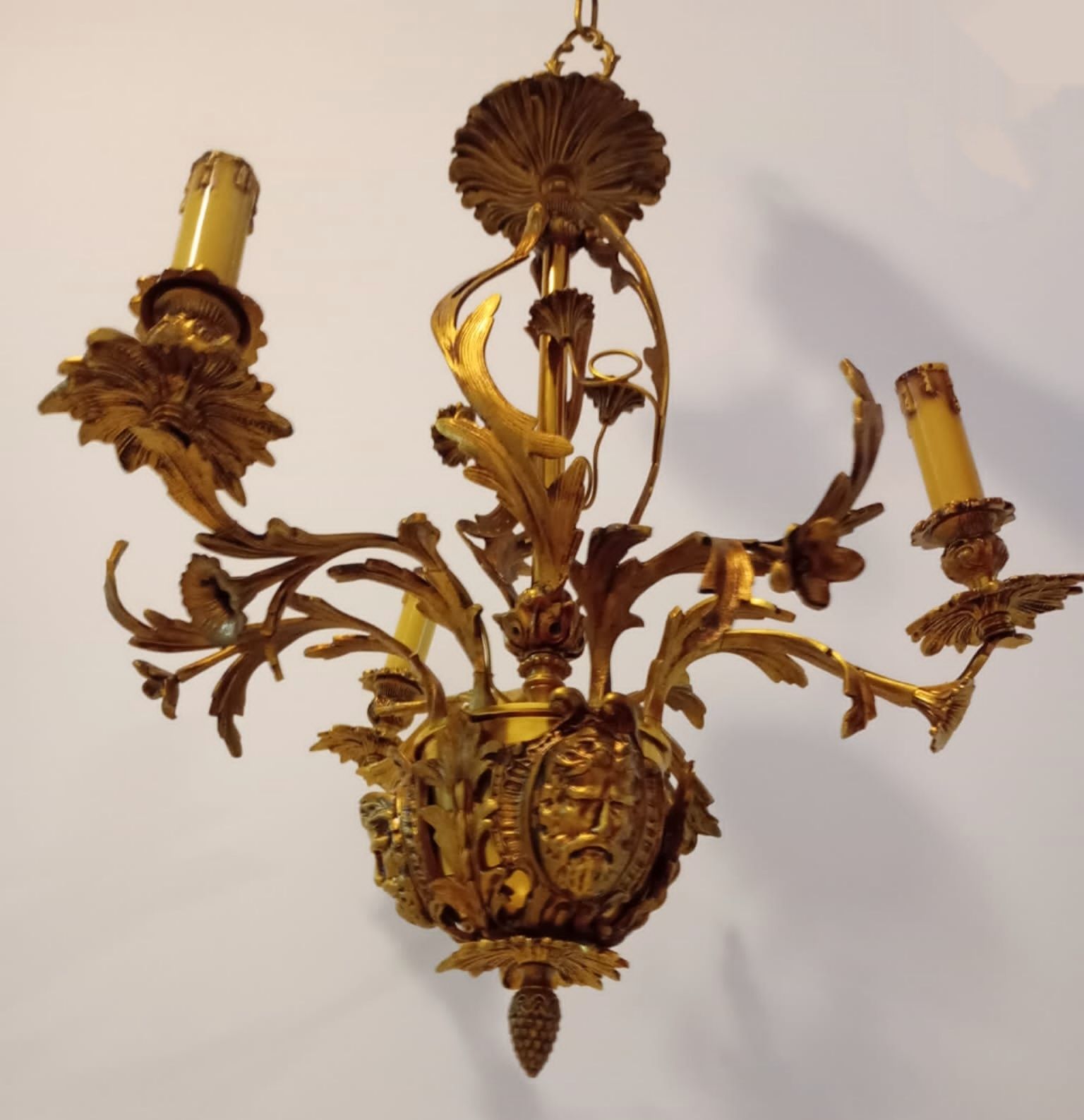 Spectaculos candelabru antic din bronz Dore in stilul Rococo cu 3 braț