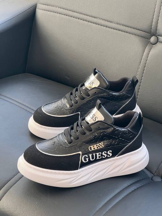 Adidași și sandale