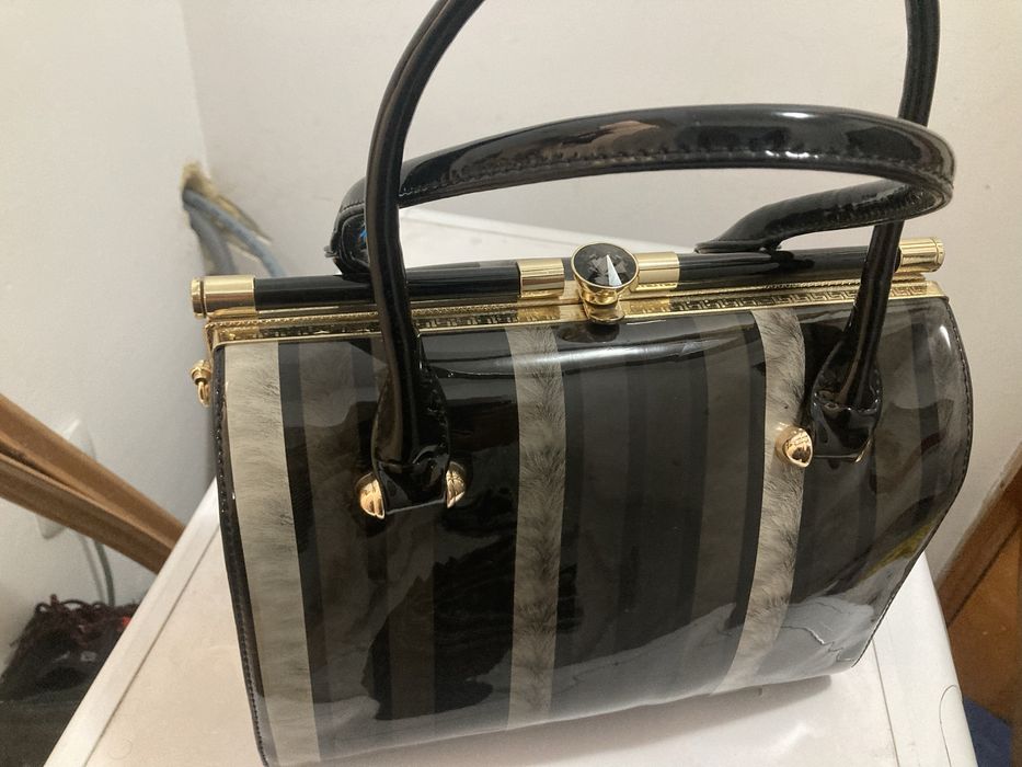 Лачена изцяло чанта.