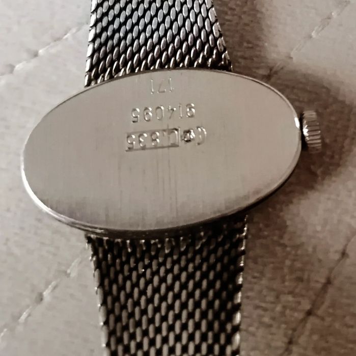 Сребърен, механичен часовник.