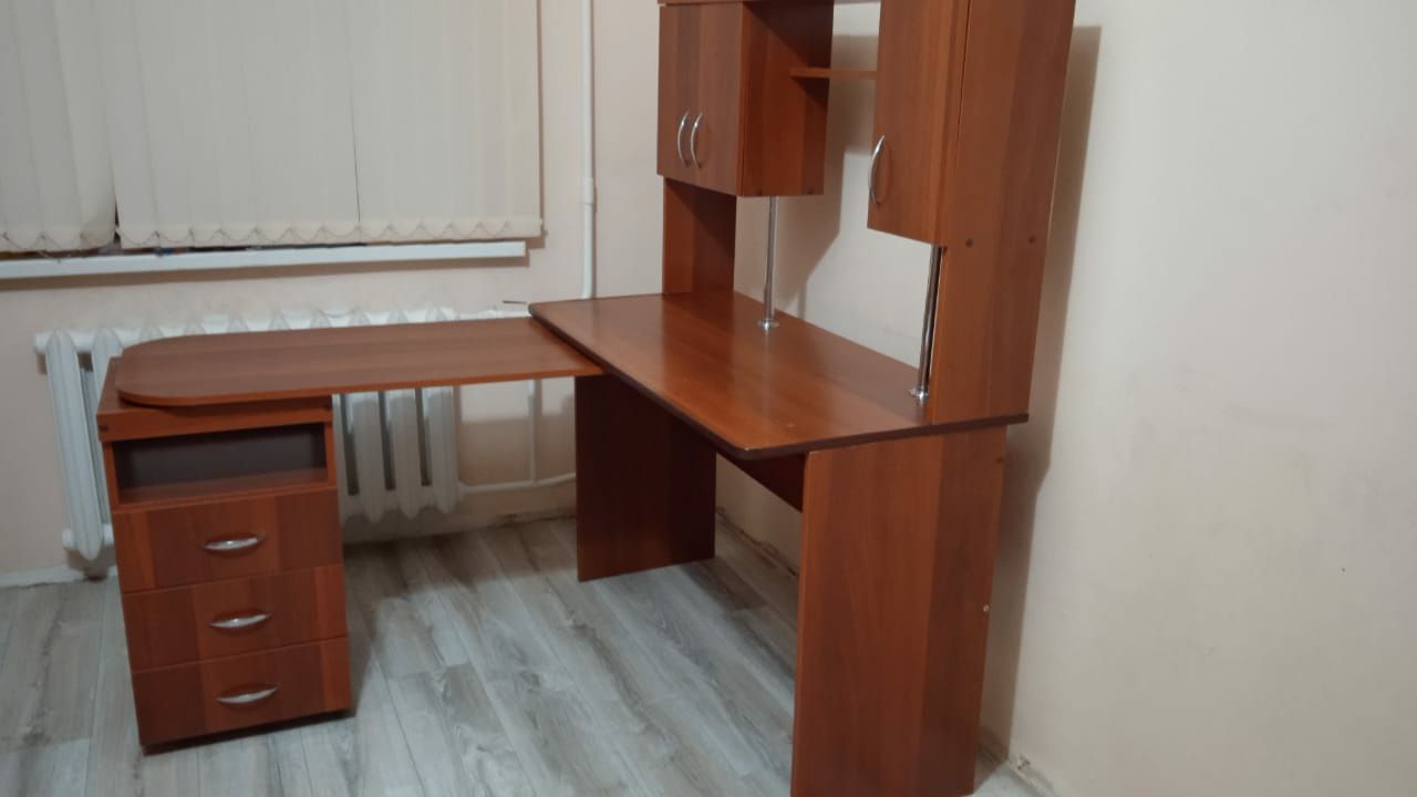 Срочно продам учебный, компьютерный стол в идеальном состояний