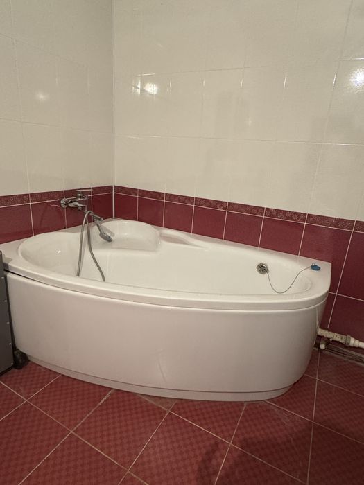 Продаю новую угловую ванну