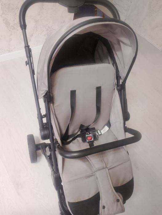 Продам прогулочную коляску с чехлом для ног