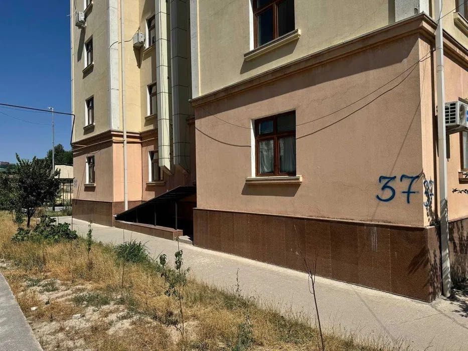 Продается квартира на ул. Нурафшон 37, 4 ком., 1-ый этаж