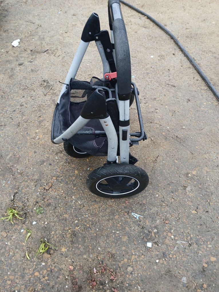 Vând cărucior maxi-cosi coșuleț 0-6 luni și scăunel 6 luni +