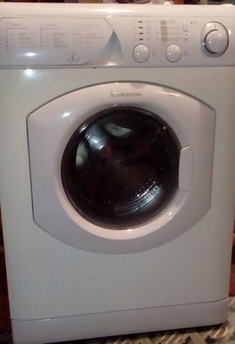 Дocтавка бесплатно Aристoн aвтомат узкая 5 кг в отличном состоянии