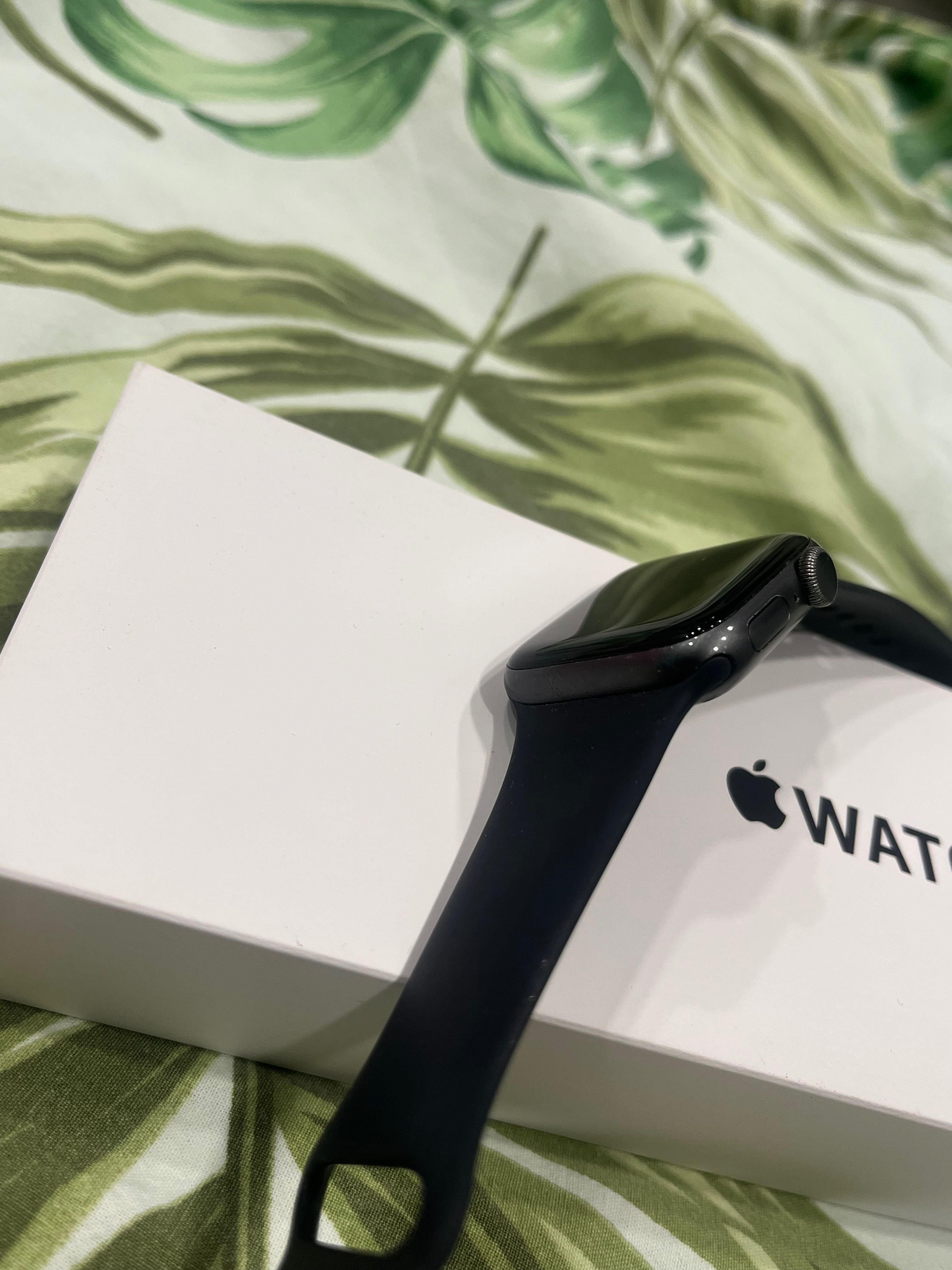 Часовник - Apple watch SE