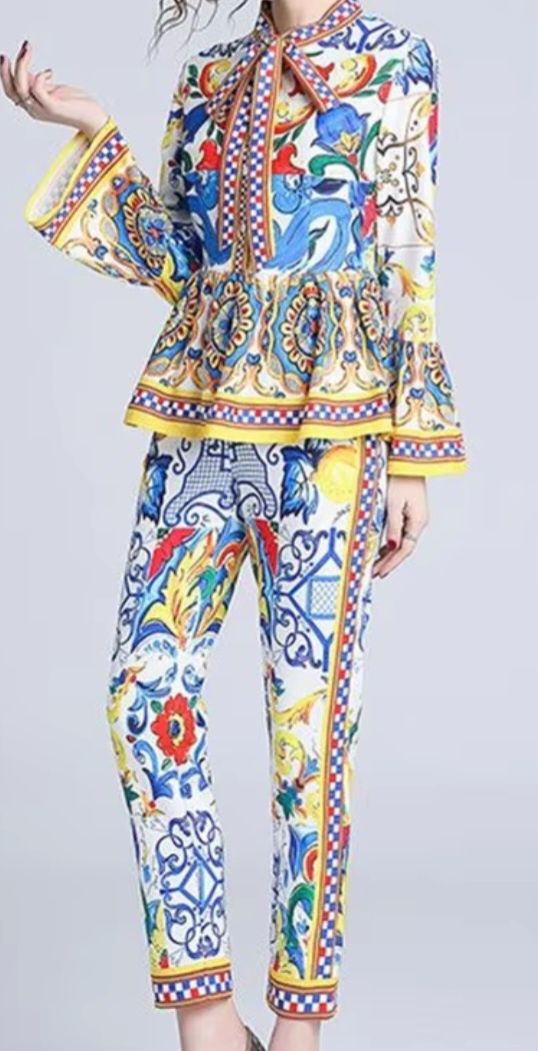 Costum elegant cu imprimeuri