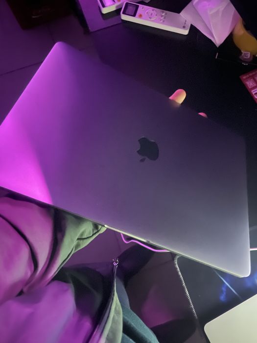 Macbook pro 2017 8/256 xolati ideal 10/10 qulay va ihcham juda yengil