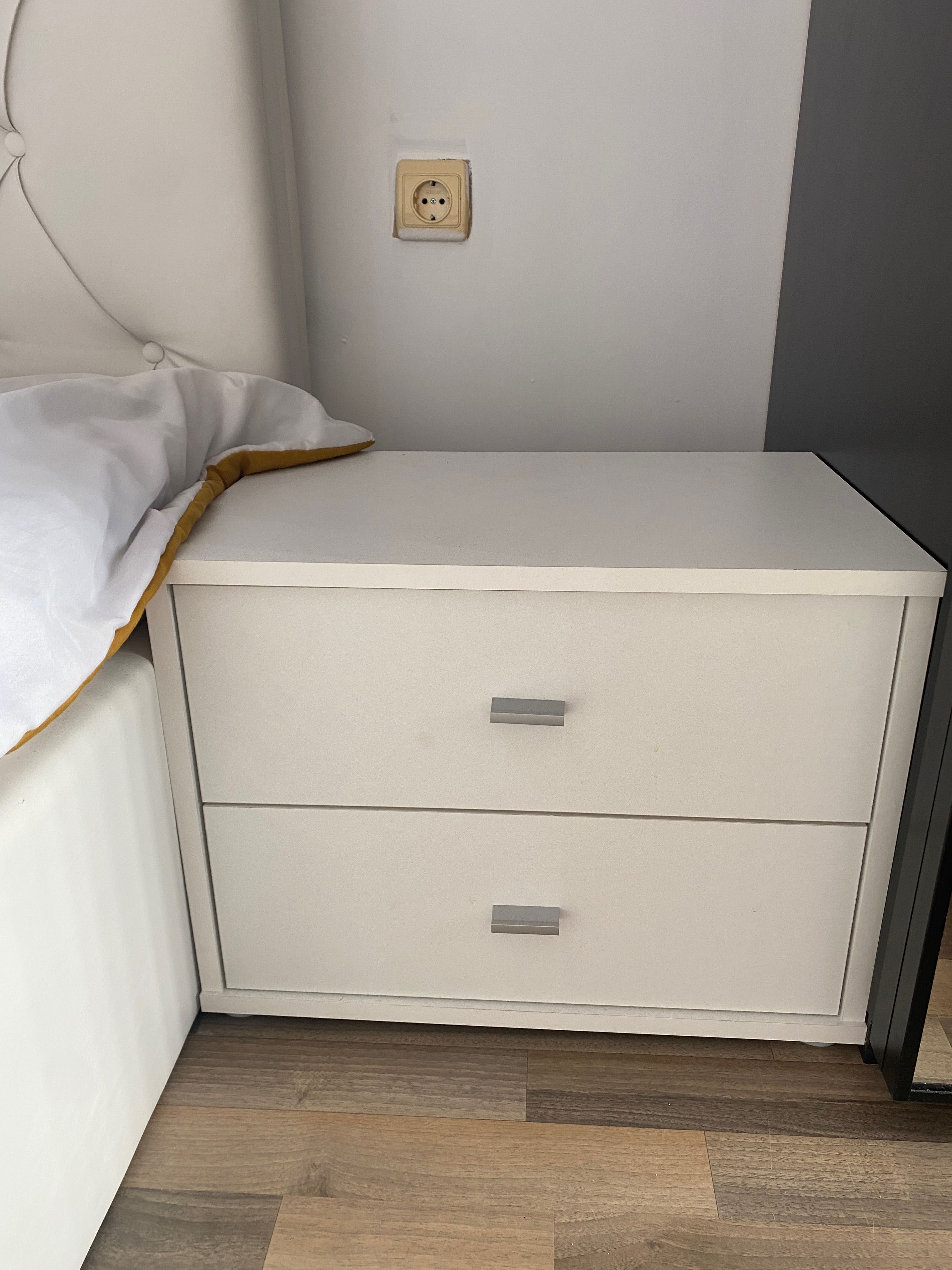 Бяла кожена спалня с нощни шкафчета