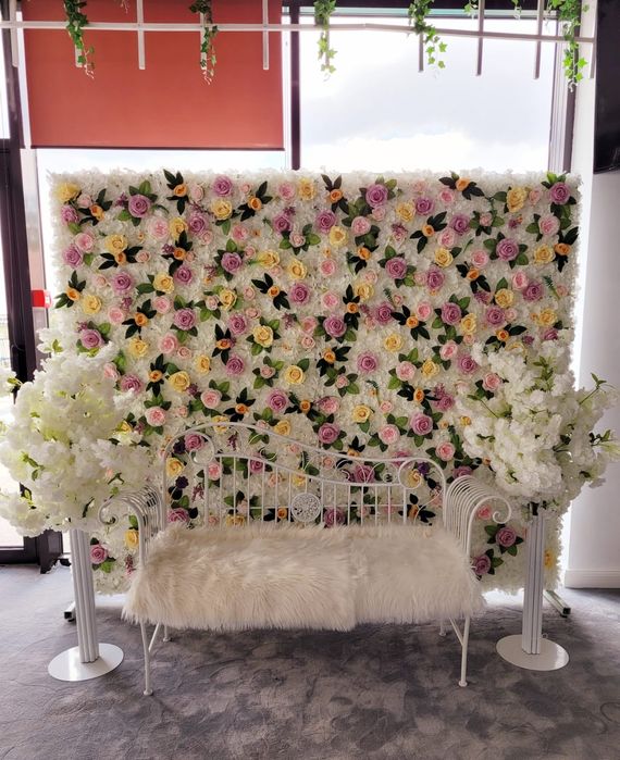 Panou floral cu băncuță și stâlpișori