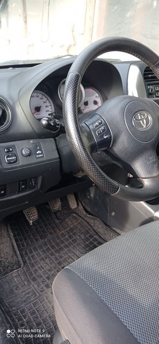 Продавам Тойота Рав 4