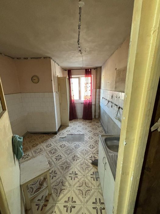 PROPRIETAR vând apartament cu 3 camere Et.1 ,Aleea Ioan Slavici Bl 49