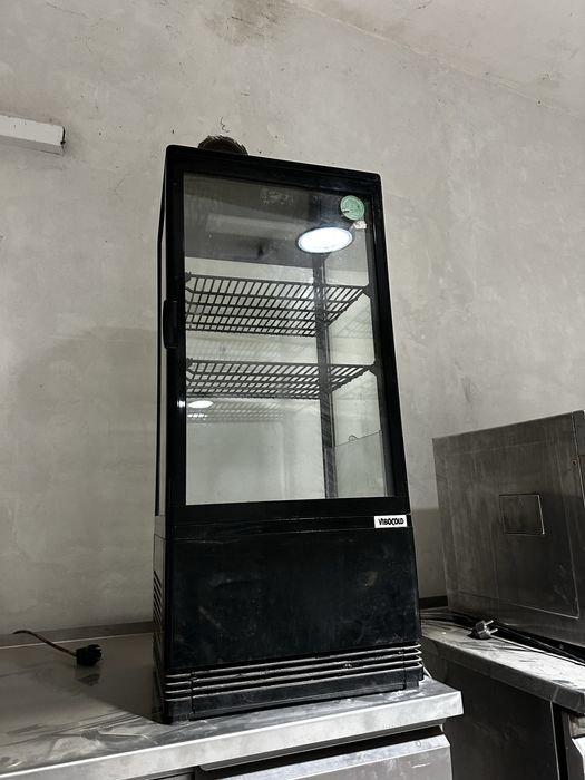 Хладилна витрина за торти 90см