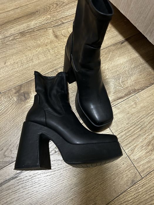 Дамски боти,носени броени пъти 35 номер