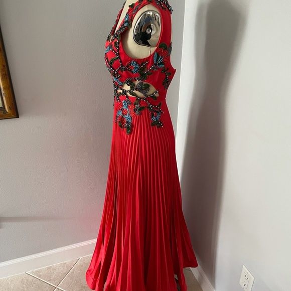 Rochie roșie de seară Alchera – nouă, cu etichetă

Vând rochie roșie s
