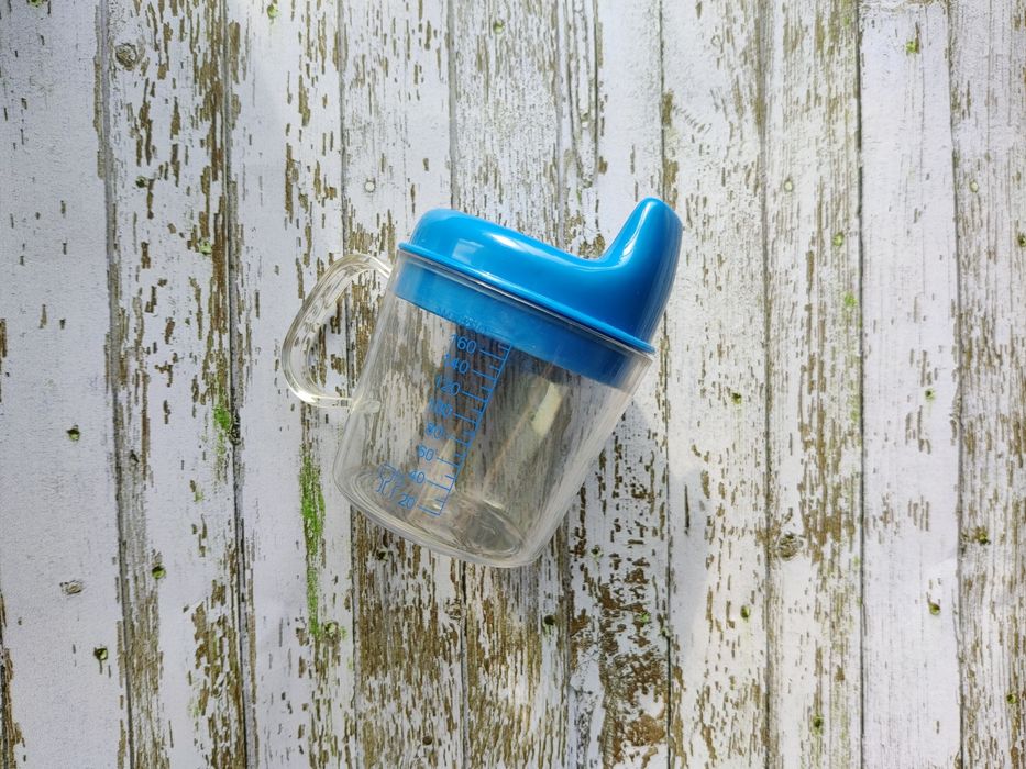 Детский поильник с твёрдым носиком с ручкой 200 мл в хорошем состоянии