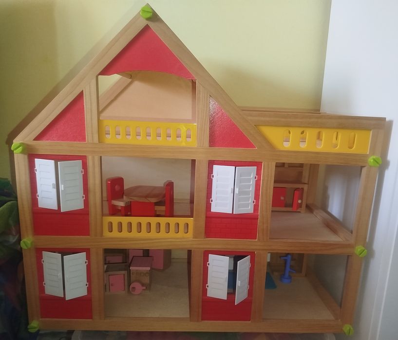 Дървена къща за кукли с мебели