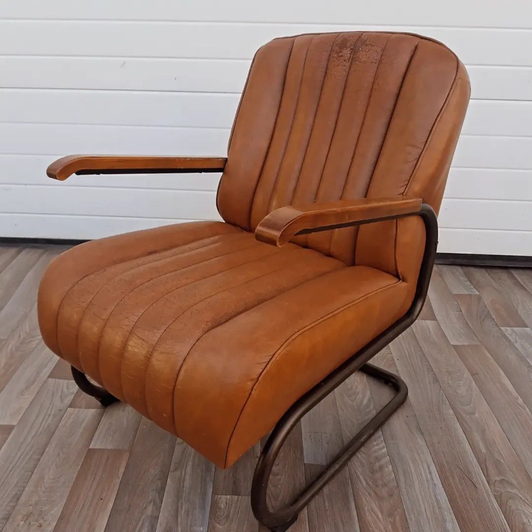 Ретро дизайн кожено кресло с метални елементи. Внос Холандия