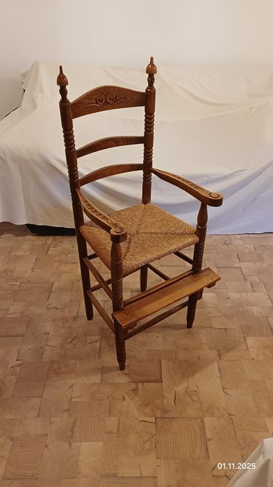 Vând scaun ornamentat, model vechi pentru copil