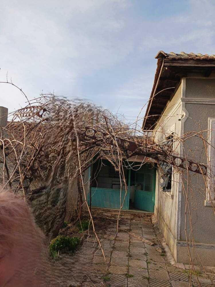 Къща с голям двор в Добрево