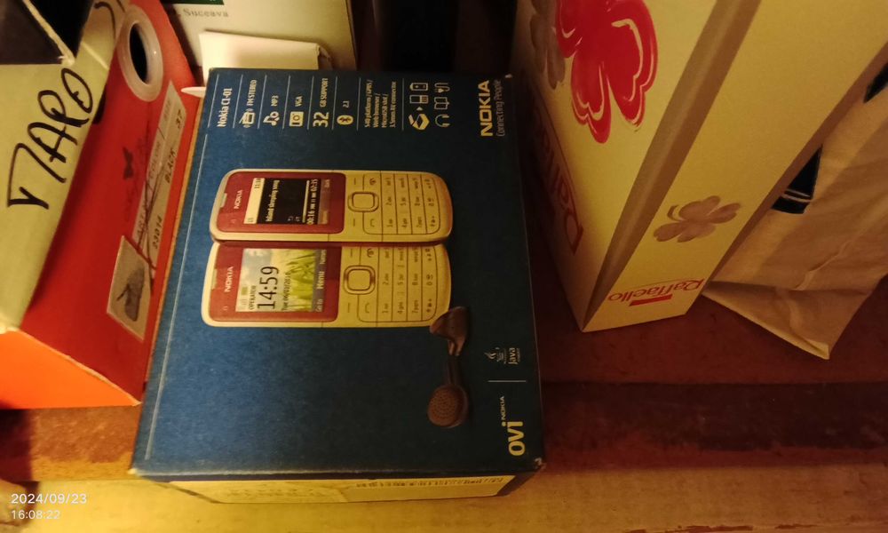 Cutie veche de telefon Nokia de la operatorul Vodafone