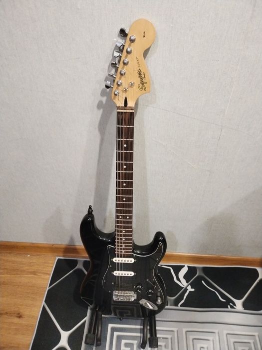 Squier Strat Affinity W с рельсой на бридже