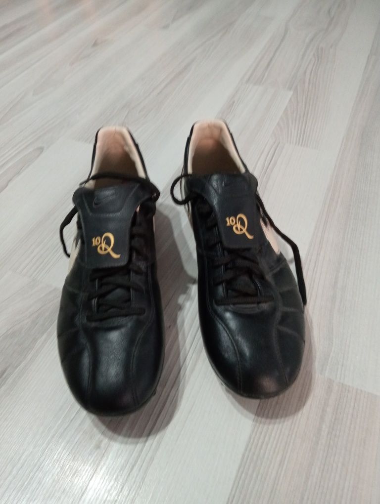 Vând ghete fotbal Nike Tiempo cu inscripția Ronaldinho 10