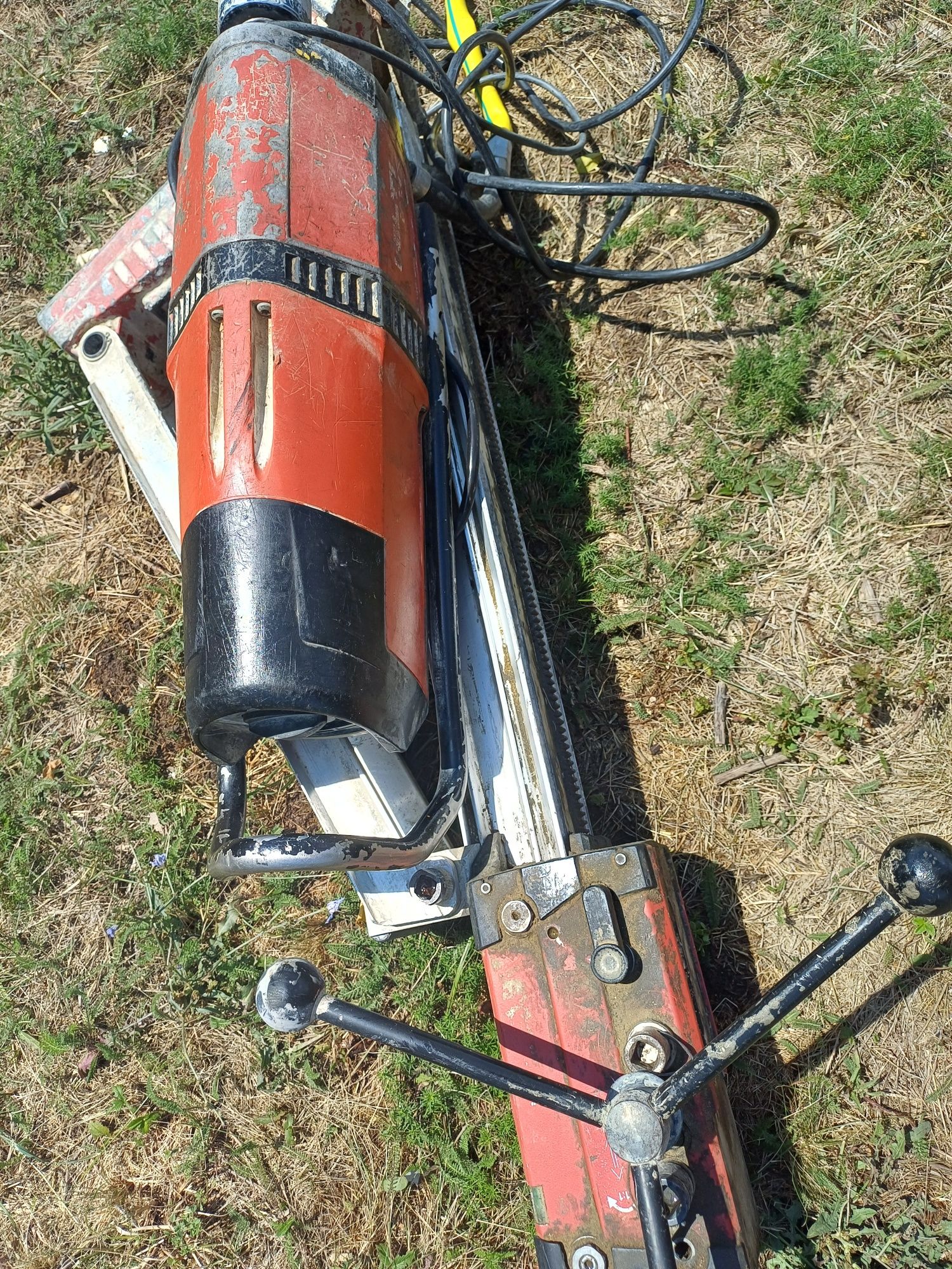 Диамантно-пробивнa машина HILTI DD 350 за бетон + Статив