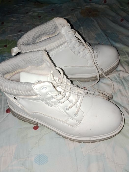 Продам срочно кросовки женские