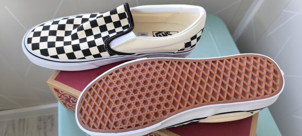Teniși Vans Slip-On material textil, măsura 44, noi nouți, nepurtati.