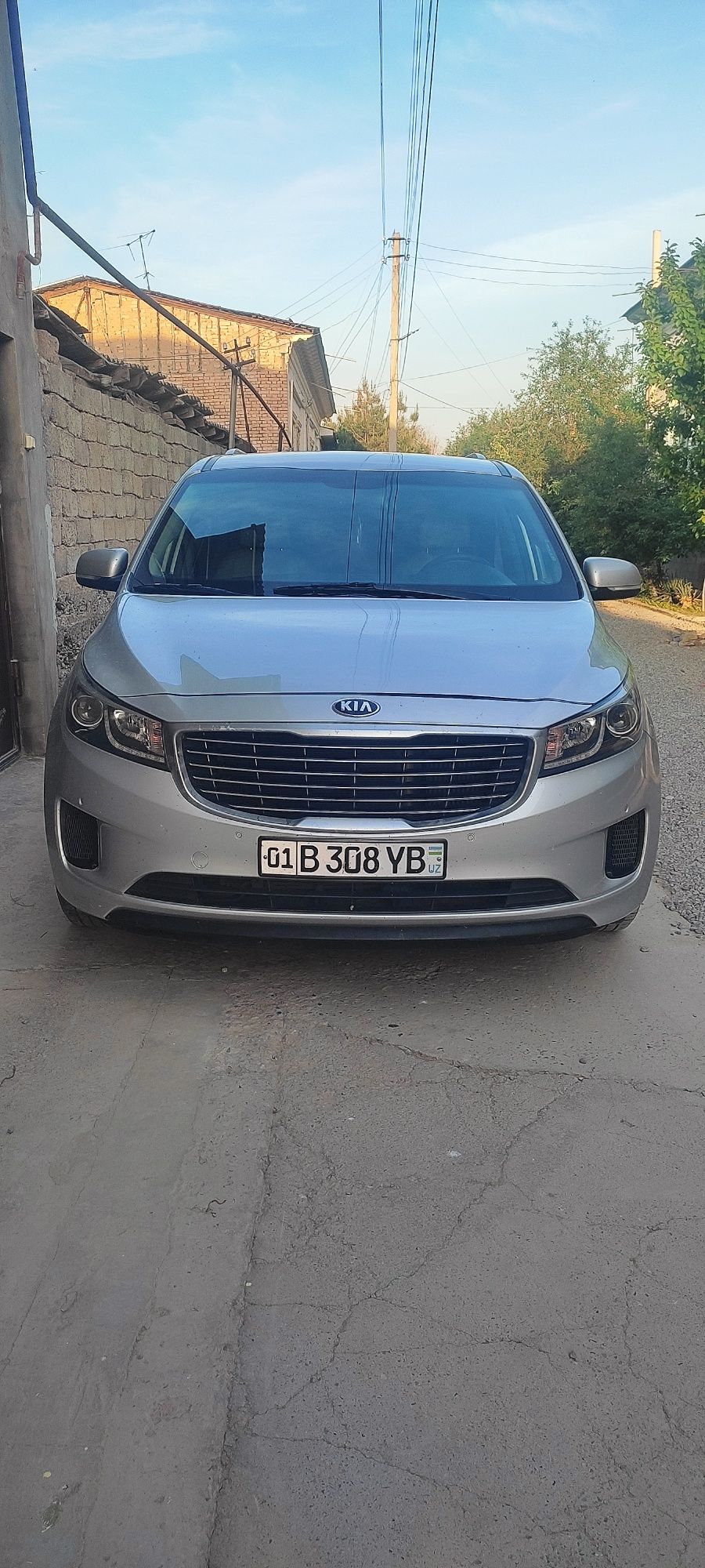 Srochna sotiladi Kia Carnival