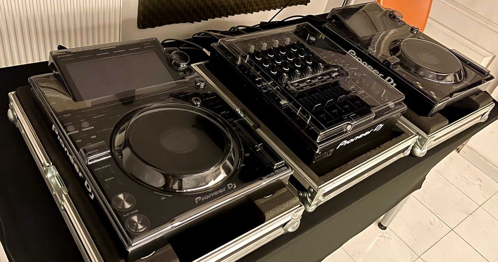 Pioneer CDJ 3000 si DJM 900 NXS2 (Pupitru DJ)
