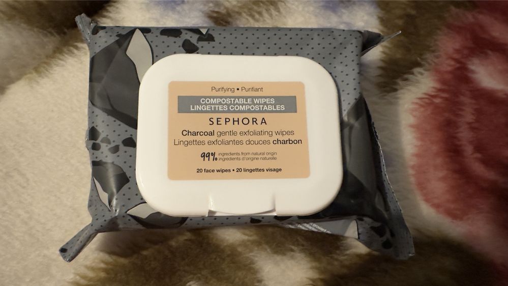 Servetele demachiante exfoliante cu carbune Sephora