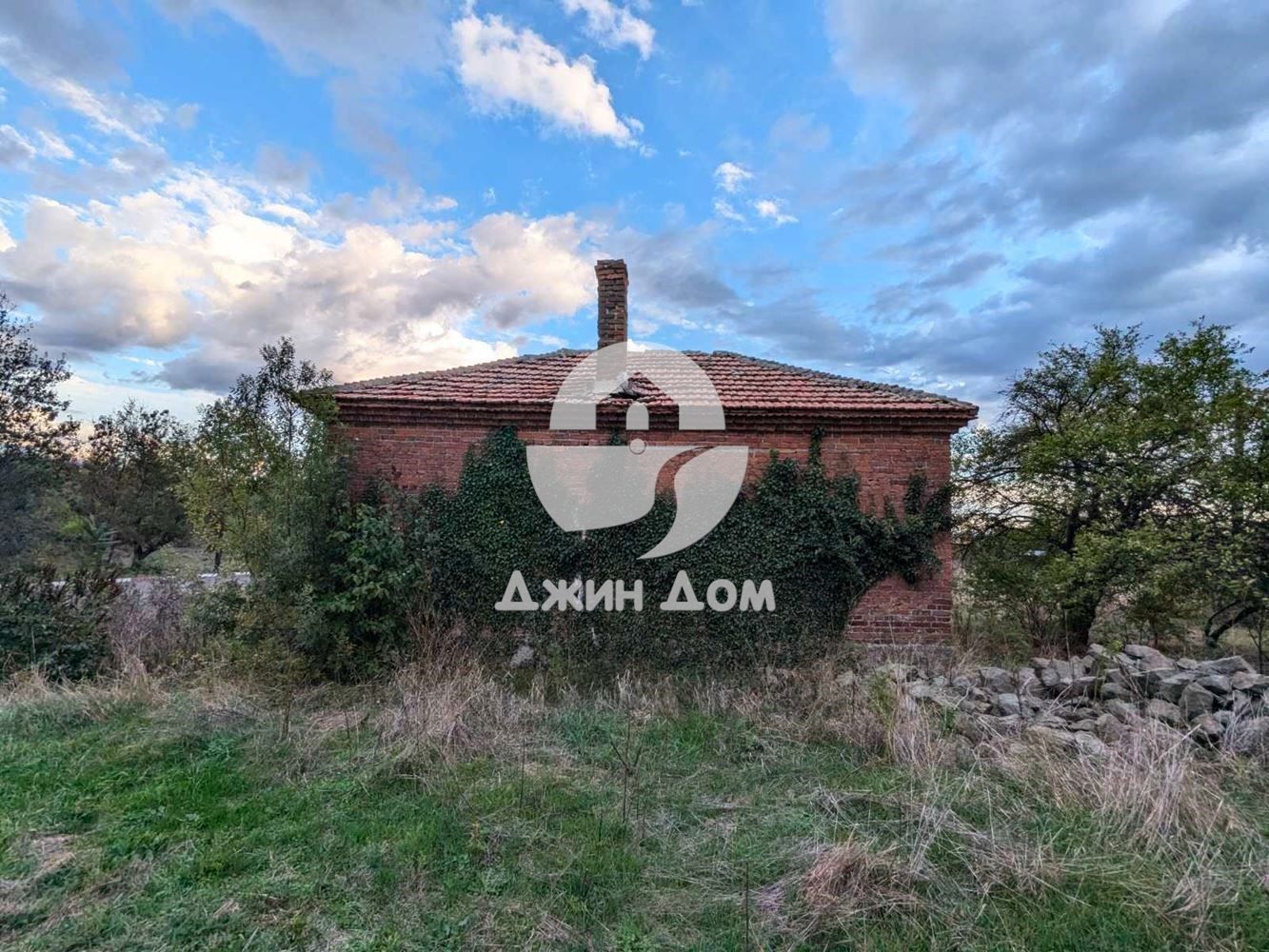 Къща с просторен двор в с. Добриново