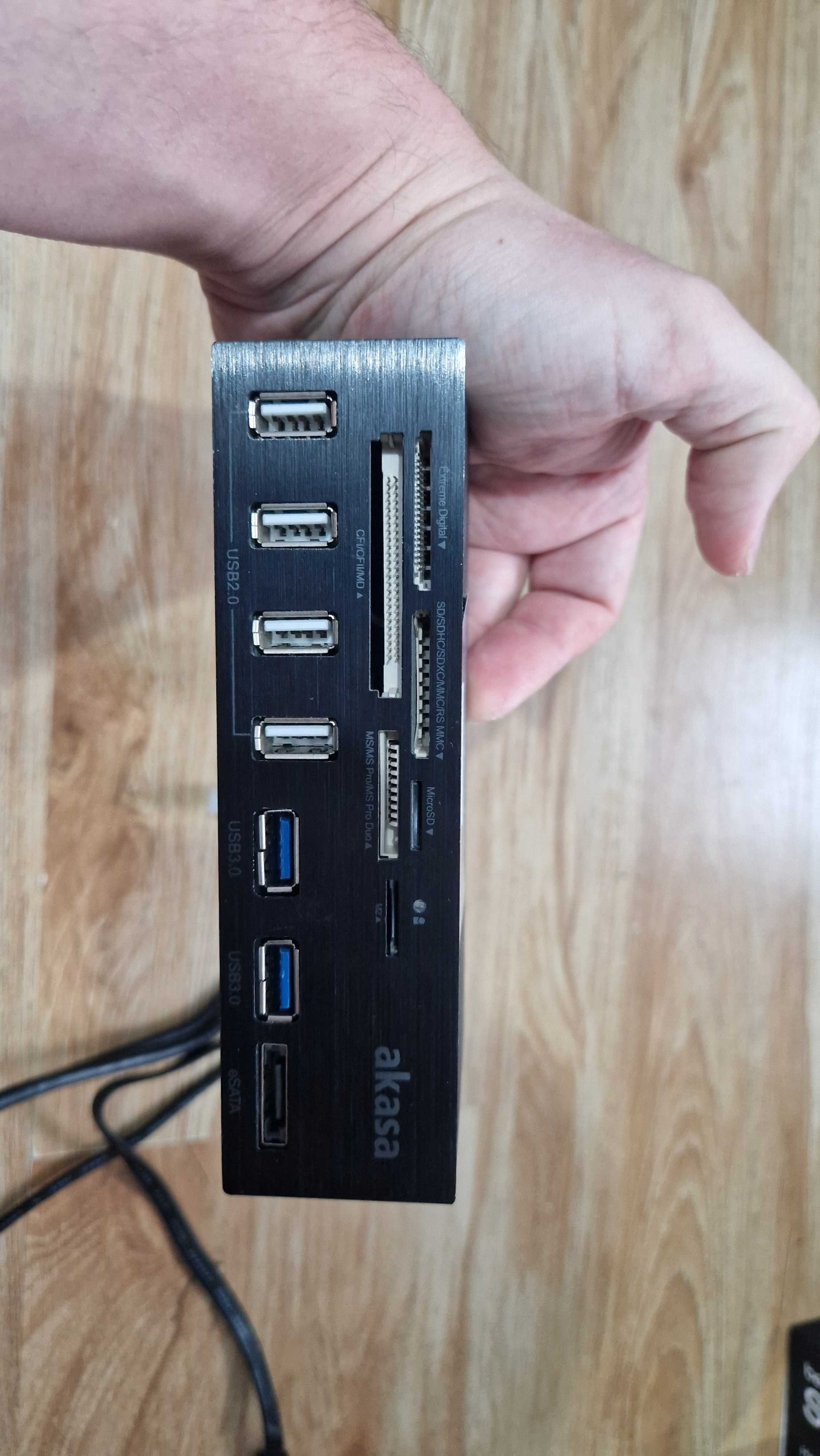 Vand Cititor Card-uri + USB 3.0 Hub pt PC Akasa AK-HC-05BKV2 la 100lei