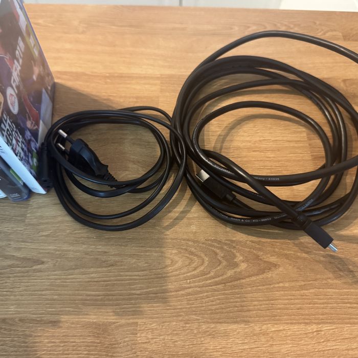 Vand ps4 slim de 1TB MEMORIE 2 manete 8 jocuri