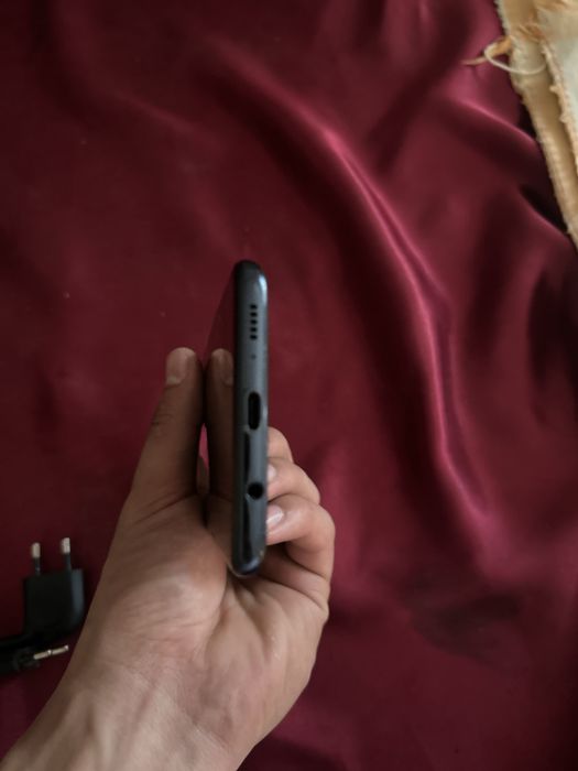 Самсунг А51 идеалном состаяние каробка все есть