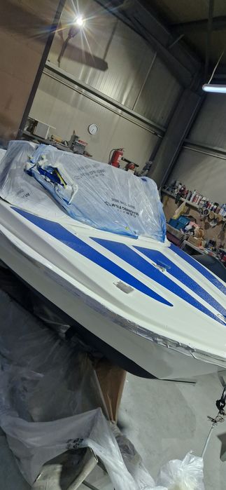 Vând  barca cu peridoc sau schimb cu skijet