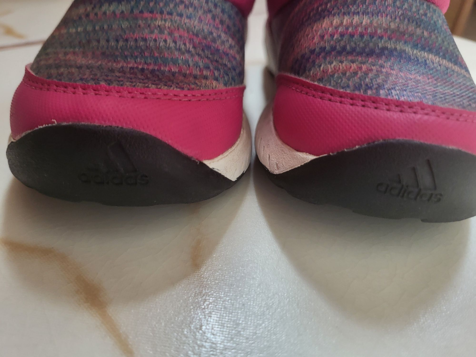 Vând ghetuțe fetițe Adidas
