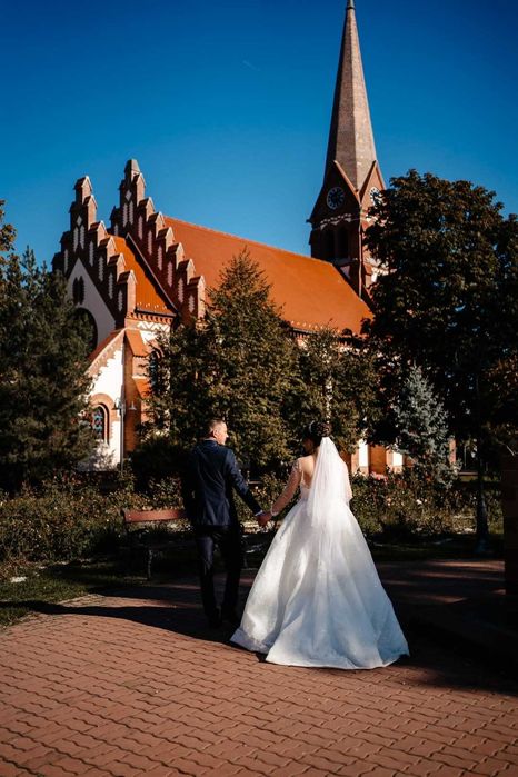 Rochie de mireasa +costum de mire in acelasi pret