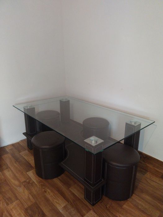 Masă de cafea modernă cu blat de sticlă + 4 taburete elegante – stare